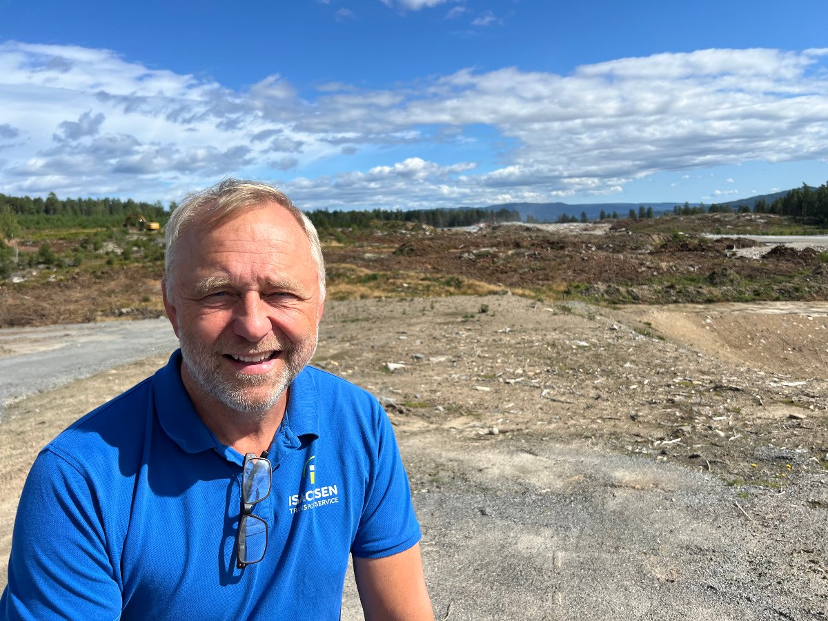 Rune Isachsen foran Fiskum Panorama tomten. Foto.